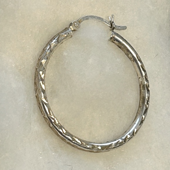 925 SILVER ENGRAVED SINGLE HOOP EARRING - Picture 3 of 11